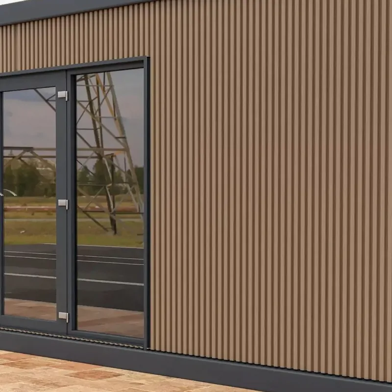 Module préfabriqué à bardage bois pour bureau de chantier et base-vie de site minier en Côte d'Ivoire